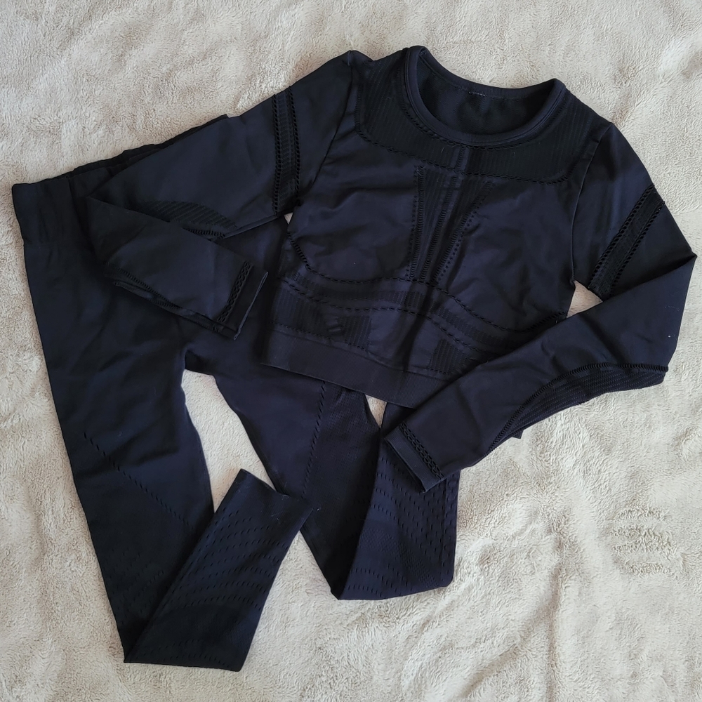 Fabletics cut-out long sleeve crop